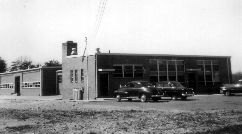 Black and white photograph of Oak Grove Elementary School.